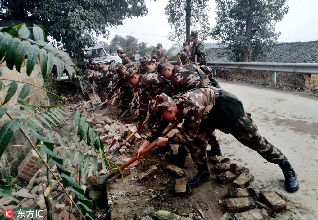 soldiers clear quake debris