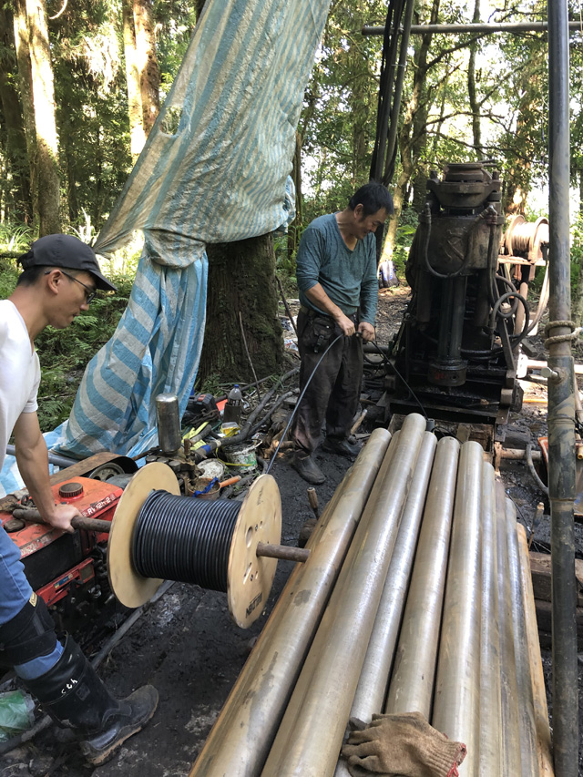 photo of workers sending fiber optic cable into borehole in Lantai, Taiwan